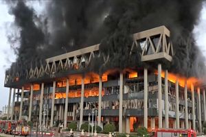 بازدید بازیگران پیشکسوت از ساختمان شیشه‌ای صدا و سیما که مورد حمله اسرائیل قرار گرفته بود/ ارجمند: ویرانی در ایران باقی نخواهد ماند